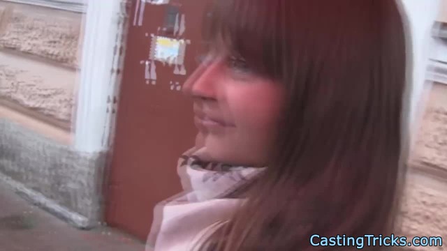 Мужик на кастинге проткнул худую девчонку толстой палкой - #1