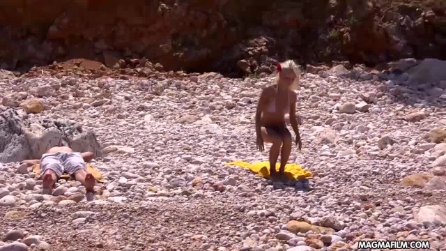 Парень на пляже трахнул без презерватива белокурую деваху - #1