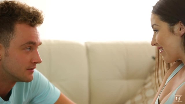 Парень отлизал клитор брюнетке а потом поимел ее сверху на диване - #1