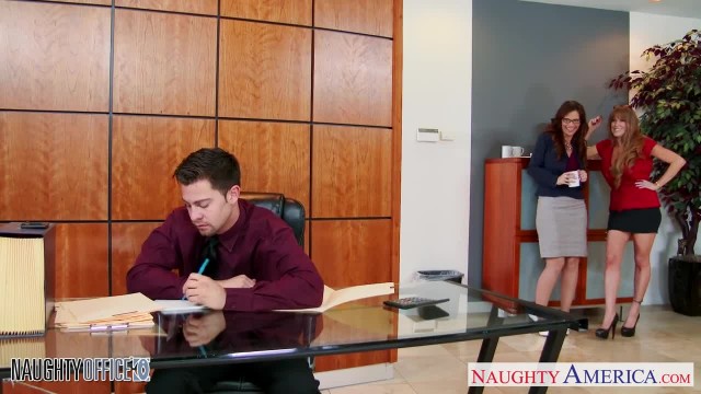 Две милфы с большими сиськами занимаются сексом с молодым парнем - #1