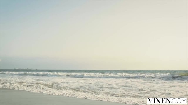 Жопастая блондинка на диване раздвинула ноги перед парнем для куни - #1