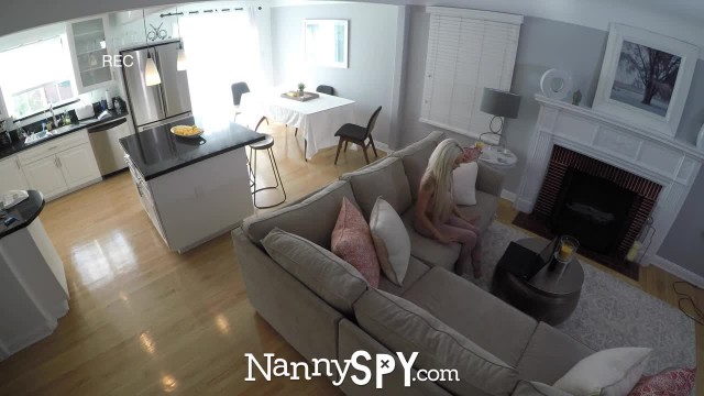 Отосав парню на кухне, стройная блондинка получает нежное куни на столе - #1