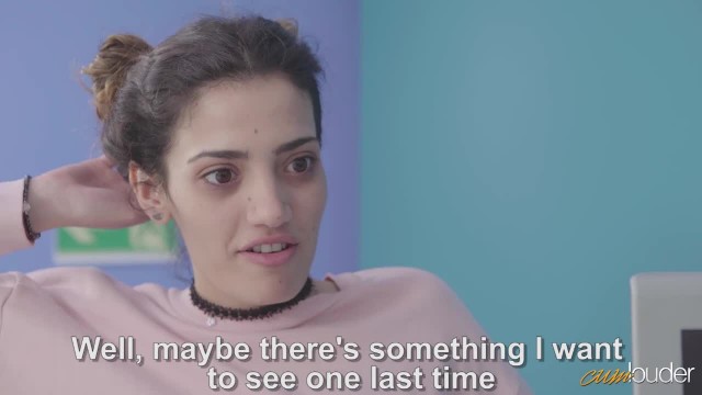 Зрелый мужик поставил рачком девушку и присунул свой член в бритую вагину - #1