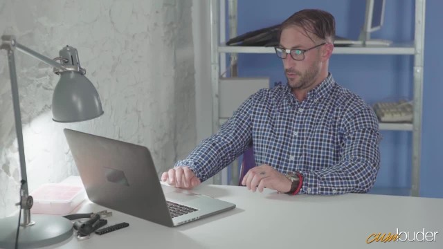 Зрелый мужик поставил рачком девушку и присунул свой член в бритую вагину - #2