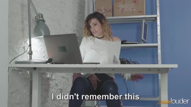 Зрелый мужик поставил рачком девушку и присунул свой член в бритую вагину - #4