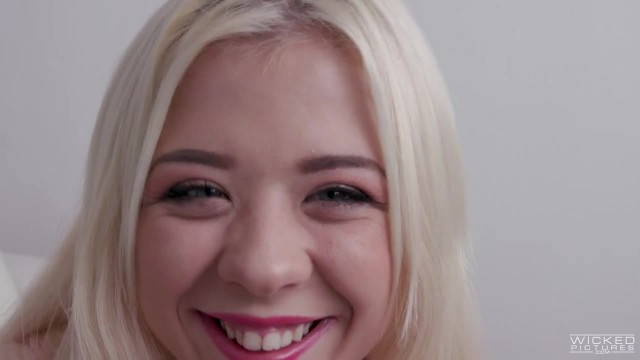 Мужик поставил блондинку на четвереньки и вставил свой член в презике в  её анал - #2