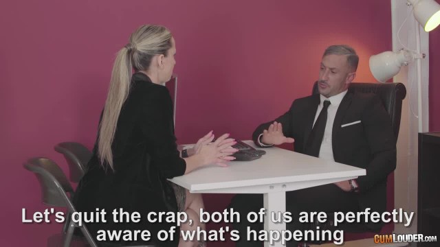 Опытная бабища с тату раздвинула ноги на рабочем столе для траха без резинки - #1