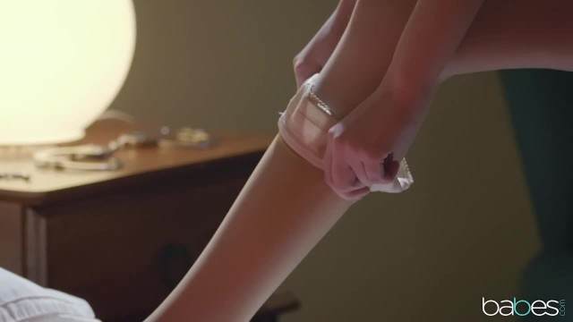 Похотливой давалке, прикованной к кровати наручниками, разрабатывают анал - #1