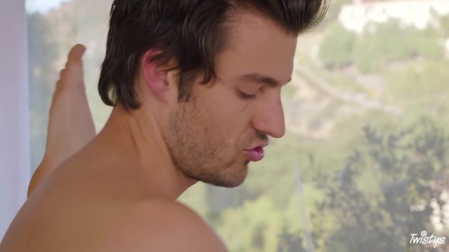 Схватив брюнетку за волосы, массажист засул свой член в анал подруги - #8