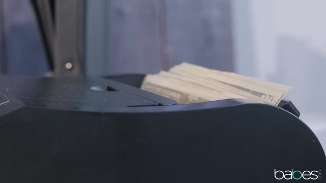 Худая бабища с маленькими дойками встала  раком для анального секса с негром - #1