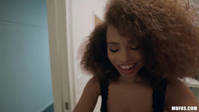 Стройная мулатка прыгает на толстом члене зрелого мужика - #4