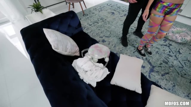 Миниатюрная брюнетка насаживается тугой дыркой на толстый ствол лысого мужика - #4