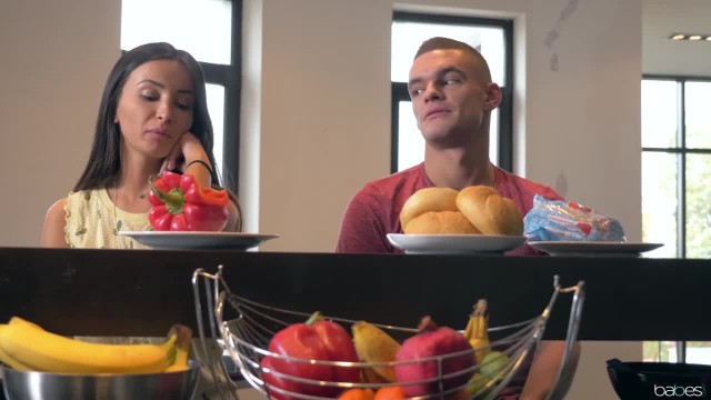 Студент развёл двоих подруг на групповой секс без резинки - #2