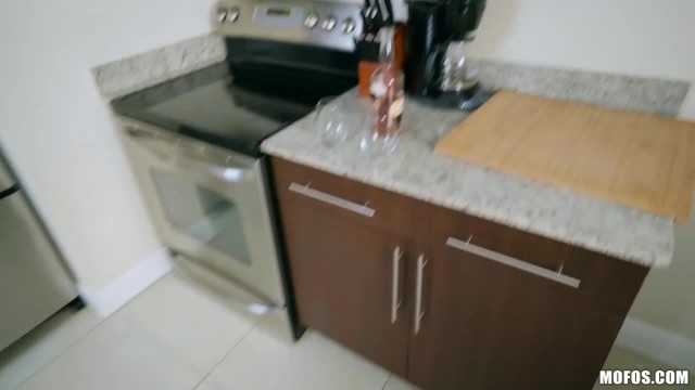 Жопастая студентка ласкает клитор вибратором, когда парень её трахает - #1