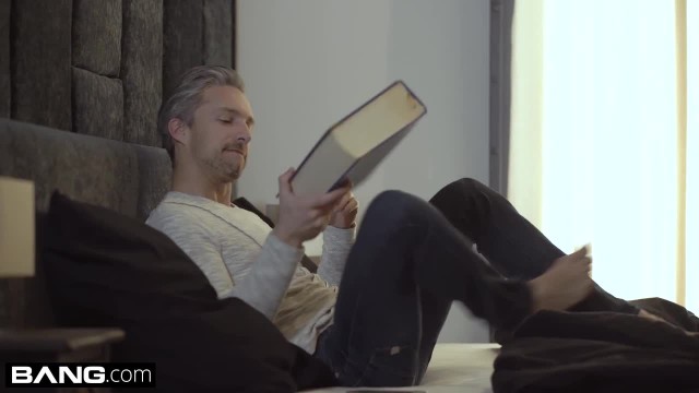 Жопастая азиатка любит сосать член, когда сзади её трахает в пилотку мужик - #1