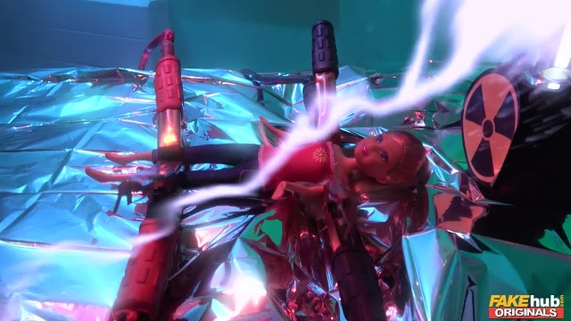 Парень на вечеринке засунул длинный член в растраханную пилотку подруги - #1