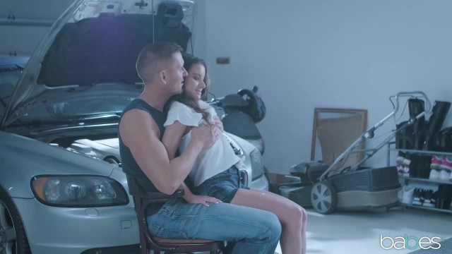 Брюнетка с большими дойками подставила свои дырки парню для траха в гараже - #4