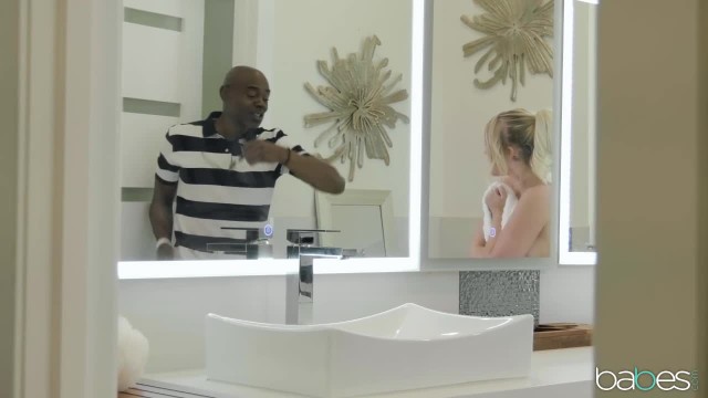 Сисястая блондинка  с большой жопой прыгает на толстом члене негра - #2