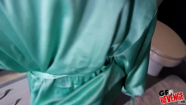 Похотливая брюнетка, помастурбировав пилотку, стала сосать член другу - #1