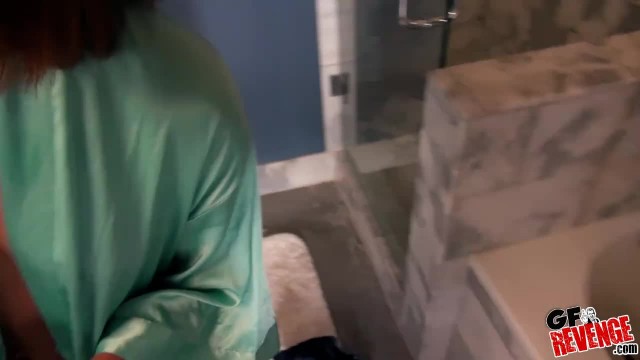 Похотливая брюнетка, помастурбировав пилотку, стала сосать член другу - #2