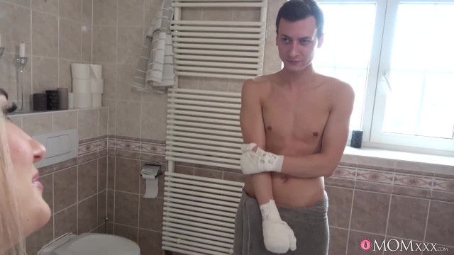 Поставив жопастую блондинку раком в ванной, парень вставил член в вагину - #1