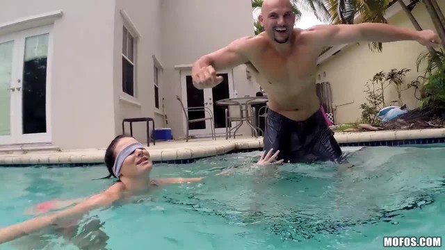 Супружеские пары устроили у бассейна свингерскую групповую оргию - #1