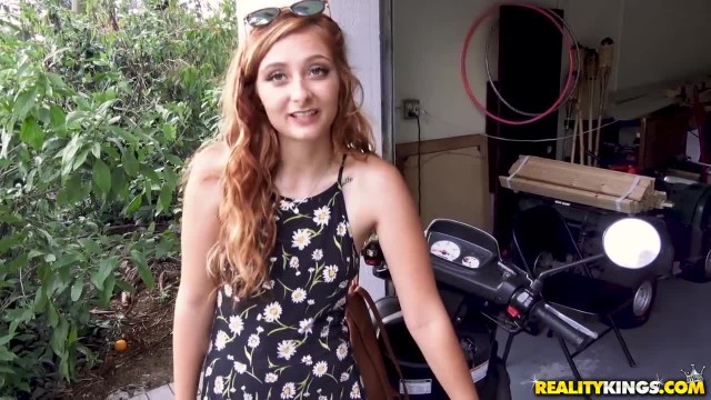 Девушка подставила свою выбритую тугую пилотку парню для траха на улице - #2