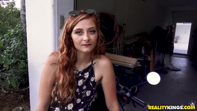 Девушка подставила свою выбритую тугую пилотку парню для траха на улице - #3