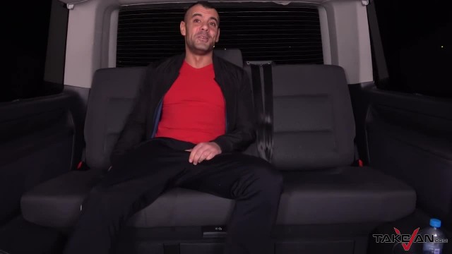 Качок после минета поставил в машине проститутку раком и вставил свой член - #1