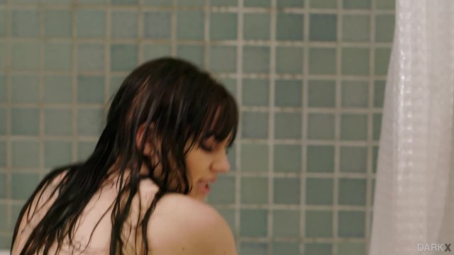 Похотливая давалка в ванной прыгает на длинном члене негра