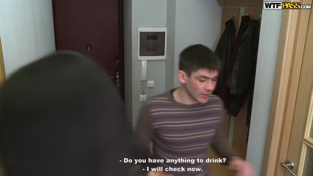 Парень трахает худую брюнетку раком, снимая секс на скрытую камеру - #3