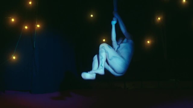 Муж и любовник ласкают волосатую пилотку толстой бабищи