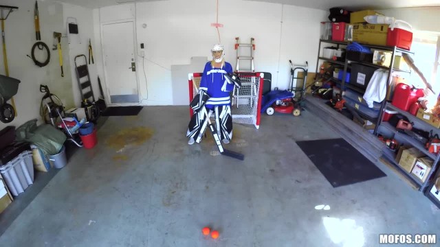 Худая девушка с маленькими сисьсками трахает с парнем в гараже - #1