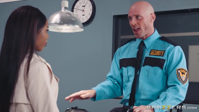 Лысый мужик на рабочем столе разрабатывет дырку негретянке в чулках - #1