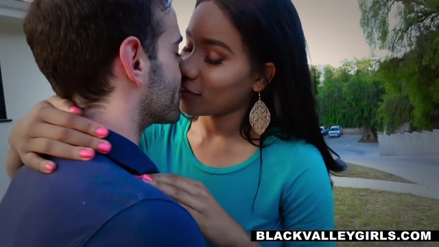 Жопастая негритянка получила струю спермы на грудь после траха - #4