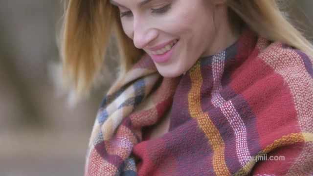 Похотливая бабища ласкает свой клитор и доводит себя до оргазма - #1