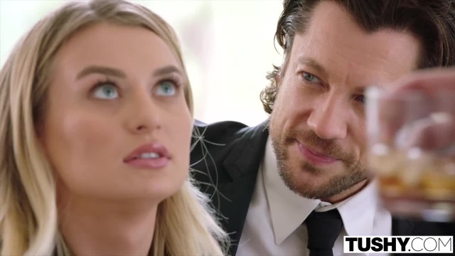 Похотливая блондинка стонет от двойного проникновения в своих дырках - #2