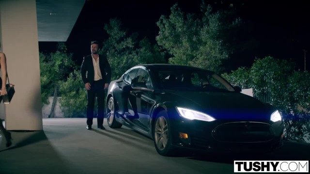 Накаченный мужик трахает любительницу анального секса в дырку - #1