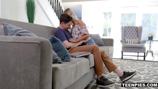 Мужик с тату  заставляет прыгать блондику с упругой задницей на члене - #1