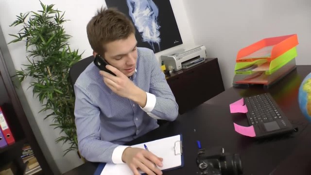 Поставив девушку раком, парень в рабочем  кабинете стал разрабатывать ей анал - #1