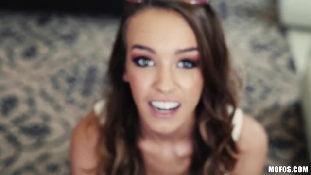 Парень на камеру трахает раком худую девушку в ванной - #1