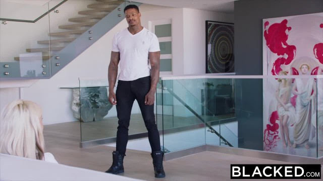 Блондинка показала негру бритую пилотку и оседлала его огромный член - #2