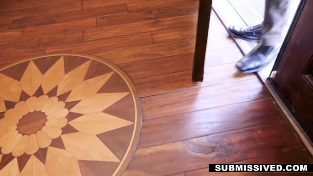 Бородатый мужик раздвинул ноги и заставил татуированную сучку лизать свой анус - #1