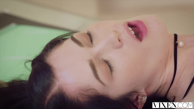 Препод в очках разрешил девушке вылизать яйца и оседлать свой член волосатой пилоткой - #1