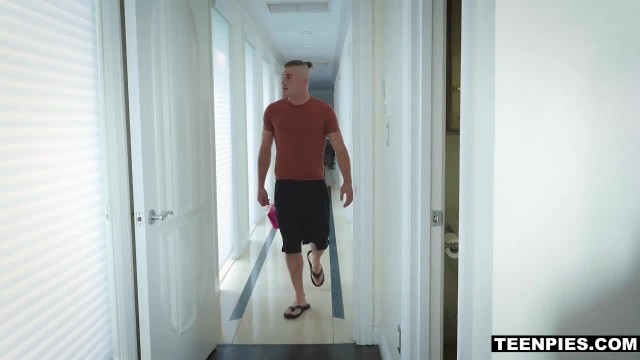 Прыгая на длинном члене мужика, брюнетка яростно трет пальцами клитор и постанывает - #4