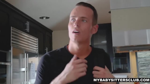 Блондинка с маленькими сиськами смотрит, как в ее вагине утопает огромный член парня - #1