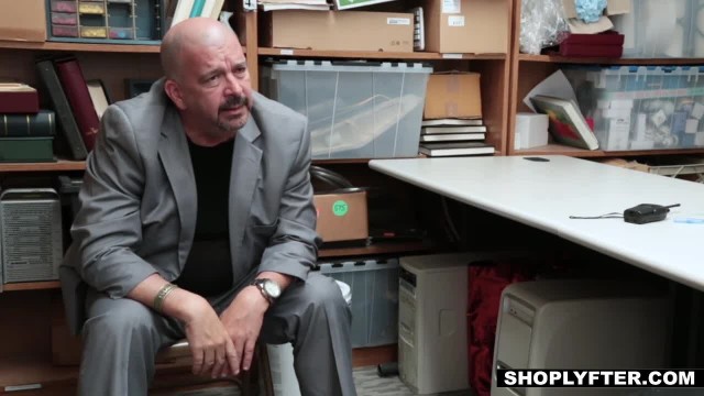 Сотрудник магазина привел в подсобку любовницу и трахнул ее среди коробок - #4