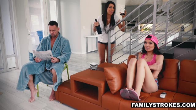 Пока жена спит,  муж трахает на кровати ее молодую систястую подругу - #3