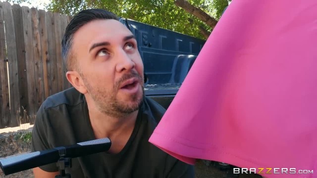 Молодая давалка с татуировкой на ляшках заяналсь сексом около автомобиля - #1