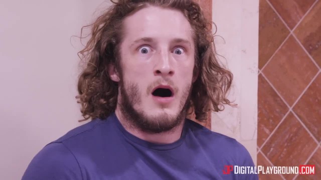 Негритянка сосет член белокожему мужику, уединившись с ним в ванной - #3